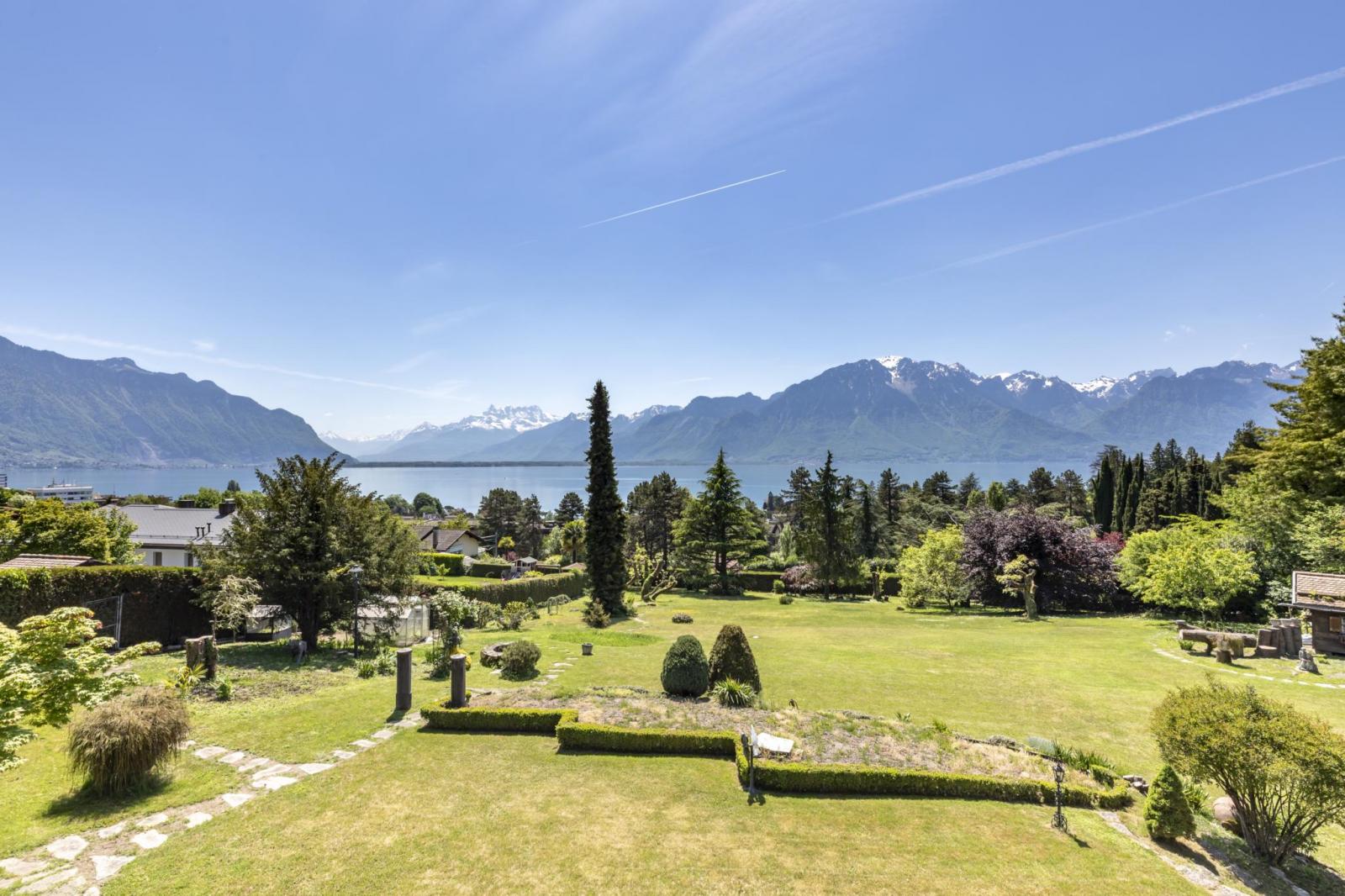 Splendide demeure de maître, dotée d'un vaste parc avec une vue imprenable sur le lac