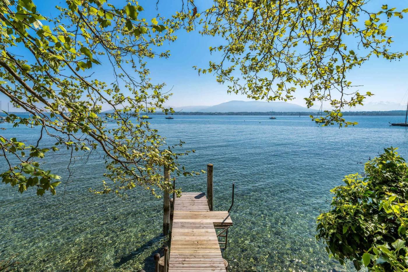 Exceptionnelle propriété pieds dans l’eau à rénover